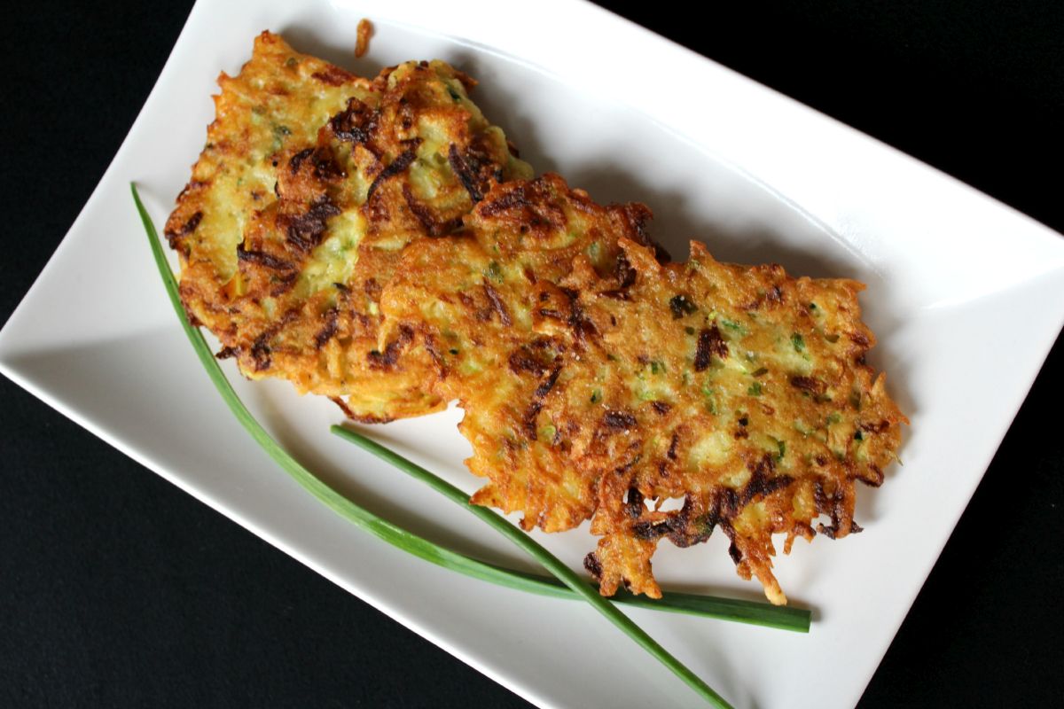 Zucchinipuffer mit Schnittlauchsoße - Christina Waitforit